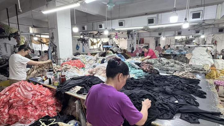 Guangzhou Liangying Clothing Trading Co., Ltd.