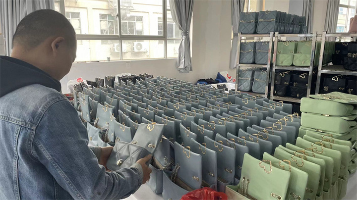 Yiwu Zhenxin Leather Co., Ltd.