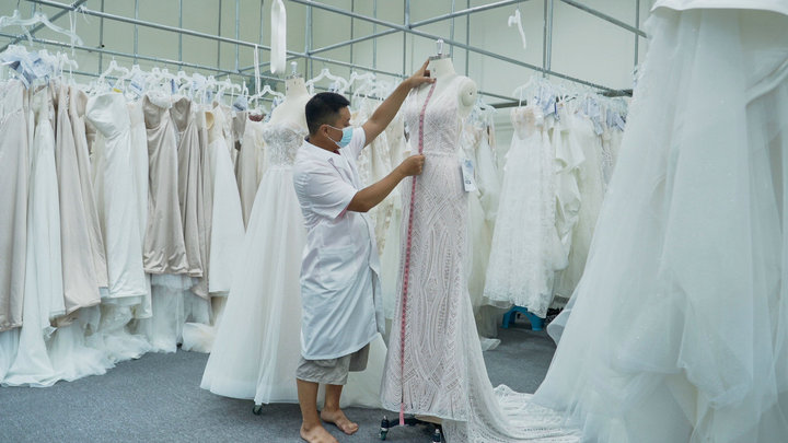 Zhongshan Biaobai Wedding Dress Co., Ltd.